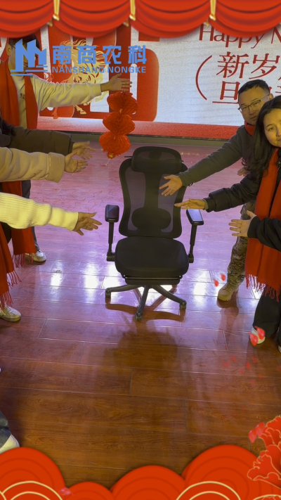 🎇 元旦快乐，温暖相伴 🎇时光匆匆，感恩 2025 年每一份支持与陪伴！从猪场到工厂，南商农科的成长，离不开每一位合作伙伴与家人的信赖！2026 年，我们将继续以贴心服务和硬核设备，陪您一路前行，养殖